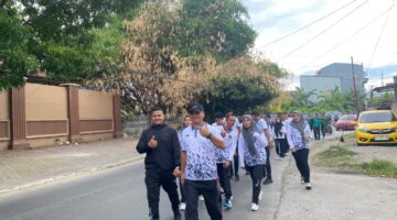 Kalapas Pimpin Jalan Sehat, Semangat Kebersamaan Pegawai Lapas Makassar Kian Erat