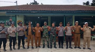 Kapolsek Kuta buluh, Polsek Payung , sambangi Koramil payung 05 Berikan kejutan kue HUT TNI ke 80.