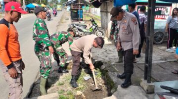 Polsek Serbalawan Bersama Forkopimca Bersihkan Parit Buangan Air, Cegah Banjir Di Musim Penghujan
