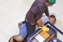 Oknum polisi terlihat berusaha mengeluarkan sesuatu diduga sabu dari saku celananya sendiri (moji tunjuk-red) saat membekuk dan menghimpit Rahmadi.(Ist)