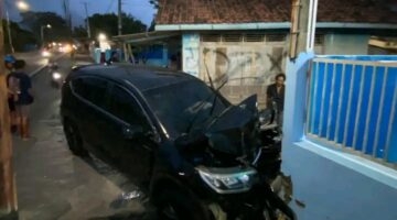 Kecelakaan Tunggal, Honda CR-V Tabrak Tembok Dapur SPPG di Jatibarang Baru