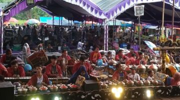Ratusan Tumpeng Semarakkan Tradisi Ngunjung Buyut Kencana Wungu di Teluk Agung