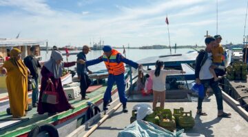 Dengan Humanis, Personel Polres Pelabuhan Makassar Ulurkan Tangan Bantu Warga Turun Kapal