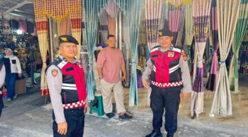 Senyum Humanis Satsamapta Polres Pelabuhan Makassar Warnai Patroli di Pusat Keramaian