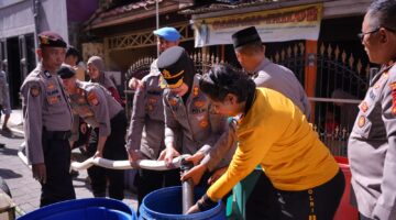 Kapolres Turun Langsung! Warga Camba Berua Terima Bantuan Air Bersih dari Polres Pelabuhan Makassar