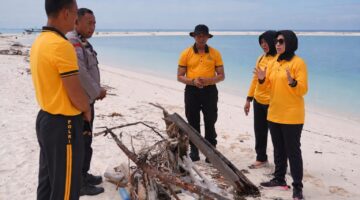 Semarak HUT Bhayangkara ke-80, Kapolres Pelabuhan Makassar Pimpin Aksi Bersih Pantai di Pulau Terluar 