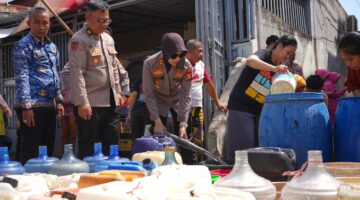 Kembali Turun ke Warga, Kapolres Pelabuhan Makassar Salurkan Air Bersih untuk Masyarakat Cambayya