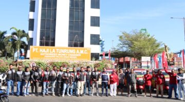 Merah Putih Berkibar di Jalanan Makassar, Polisi dan Komunitas Bajaj Maxim Kompak Bagikan Bendera
